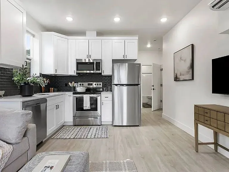 9050 NE Hoyt St #9 — Photo 8