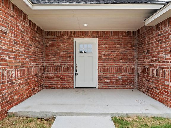 5th image of 204 E Abbot Ln