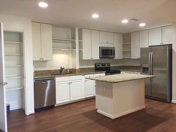 3rd image of 6910 Victoria Dr Unit 6910F