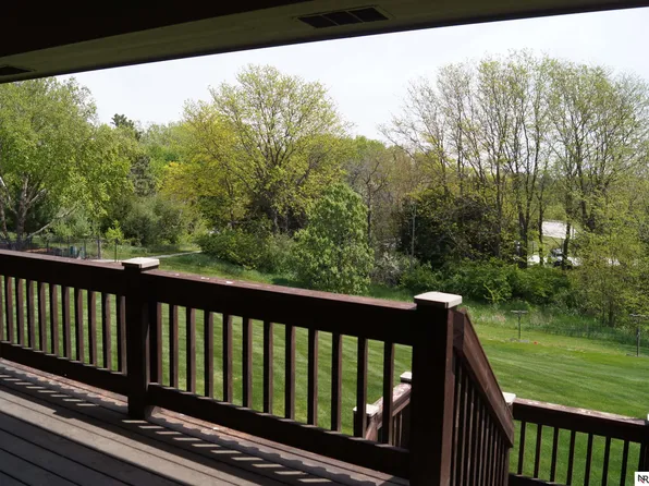 16303 Woodland Dr, Omaha, NE 68136