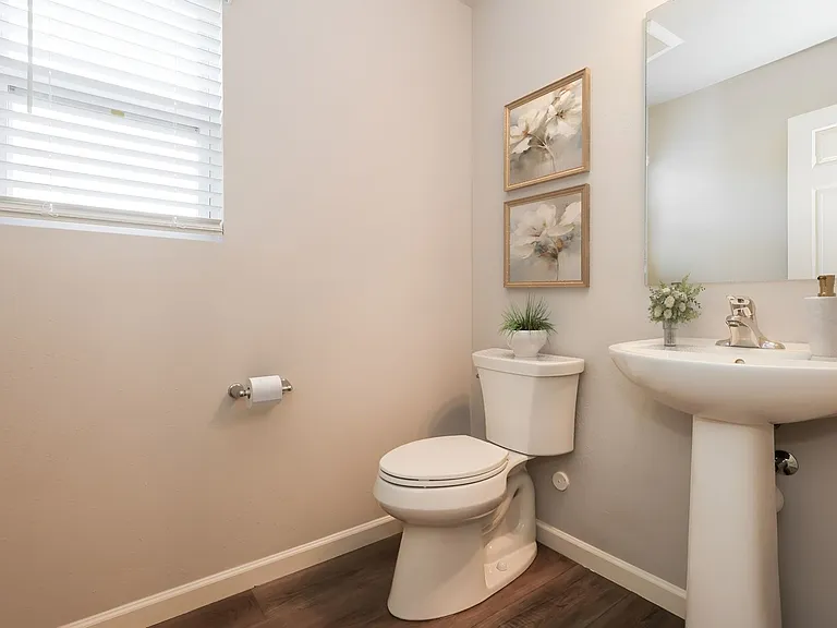 137 W Mason St — Photo 27