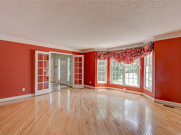 5th image of 524 Cherbourg Ave