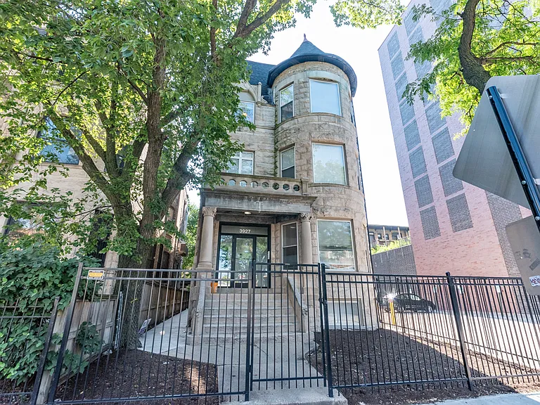 3927 N Clarendon Ave #3F — Photo 1