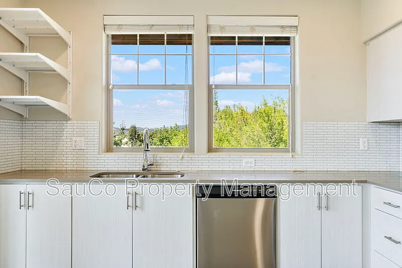 3 bed, 2.0 bath, 1342 sqft, $2,445 — Photo 3