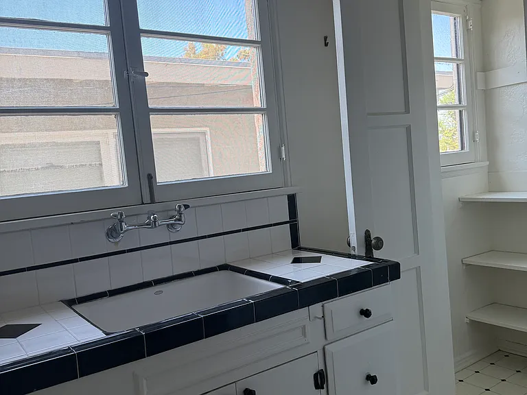 219 Quincy Ave — Photo 10