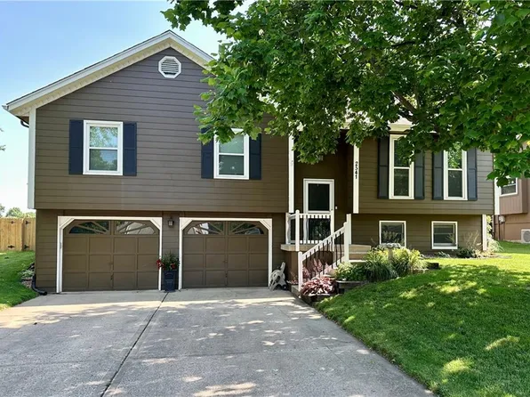 2541 NE Dale Hunter Ln, Lees Summit, MO 64086