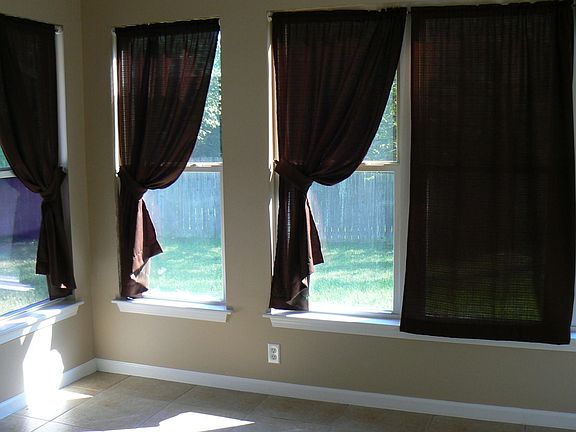 4 Season Rm has lots of nice windows.