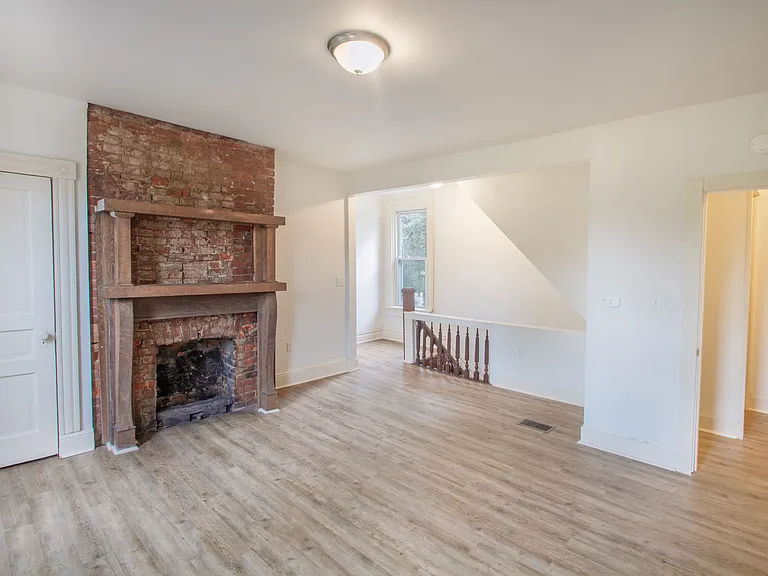 328 Franklin Ave — Photo 9