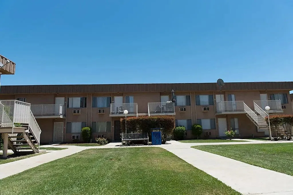 Reseda Village Green — Photo 4