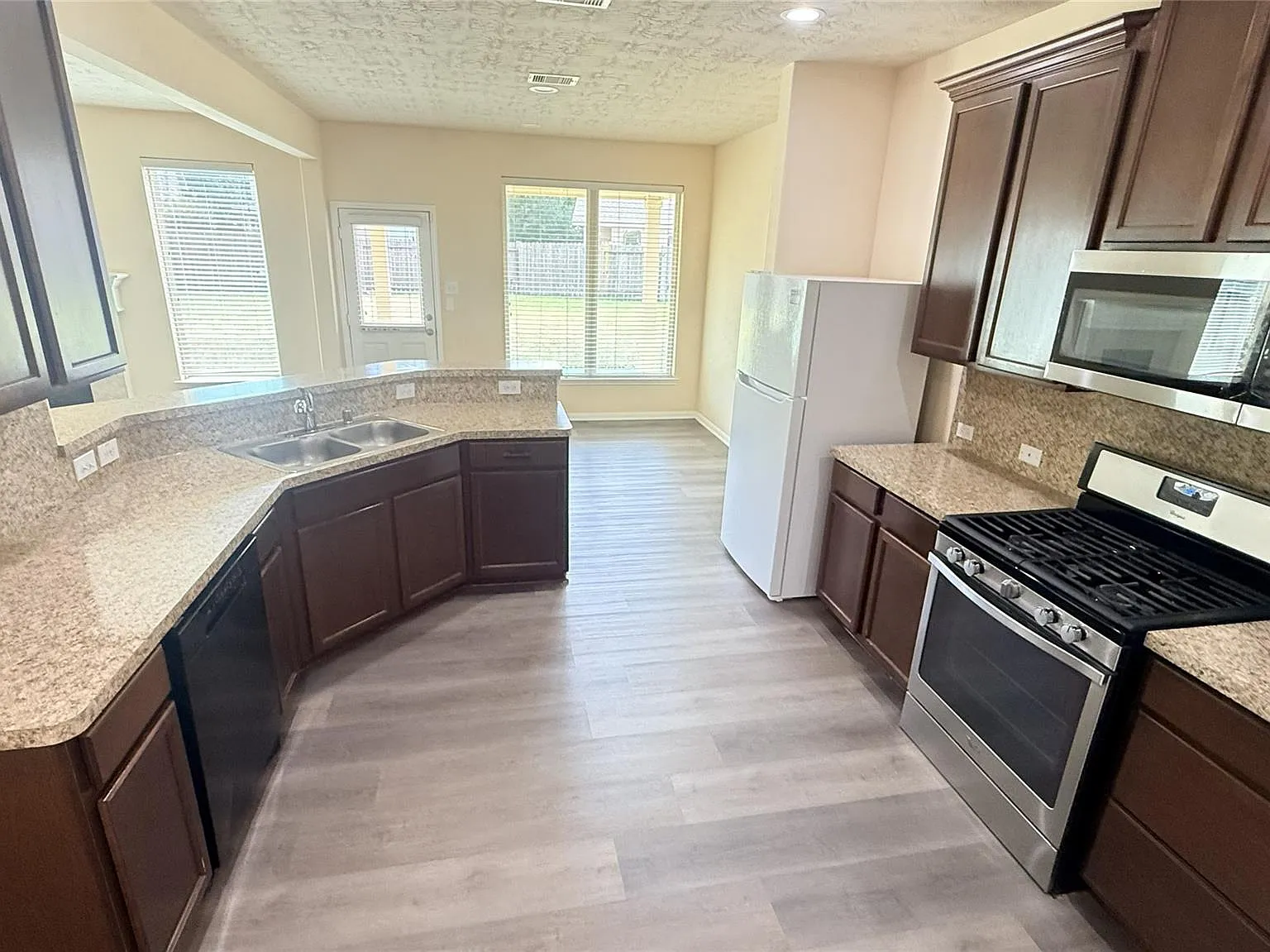 3 bed, 2.5 bath, 2086 sqft, $2,500 — Photo 3