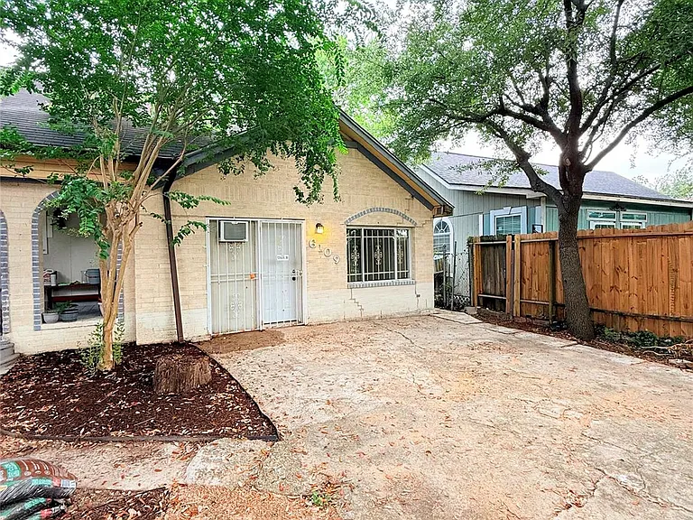 6109 Saxon Dr #B — Photo 2