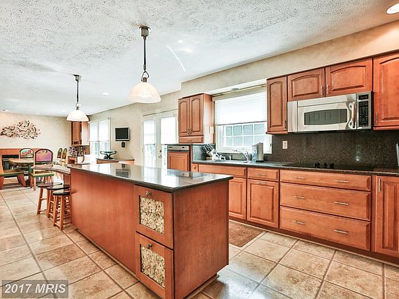 gourmet kitchen w custom cabinetry