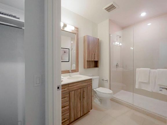 4th image of 118 E Erie St #613
