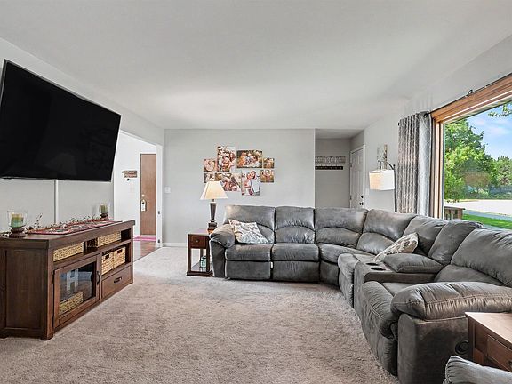 3rd image of 5845 Applewood Dr
