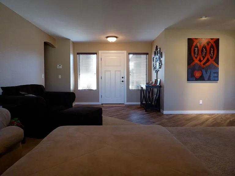 6810 S 15th Pl — Photo 3
