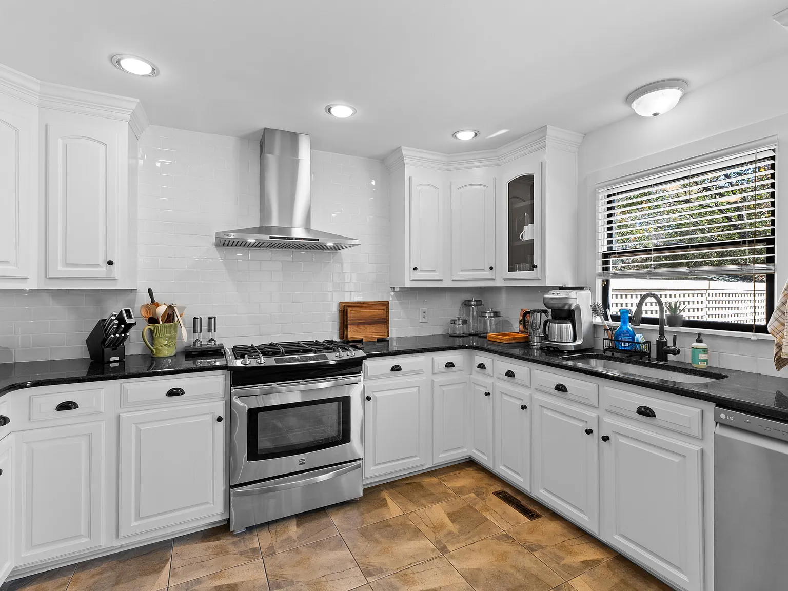 4 bed, 3.5 bath, 1905 sqft, $3,600 — Photo 4