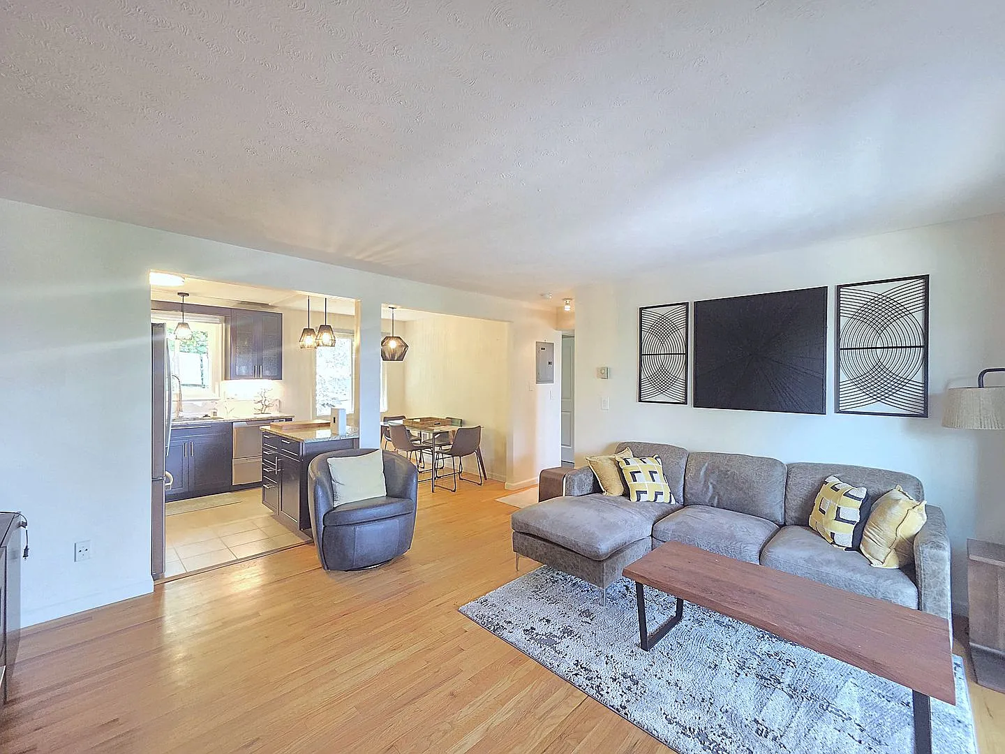 $1,800 - 2 Bed / 1 Bath Fully Furnished Condo in Secure Building in Rockwood/Manito Neighborhood — Photo 2
