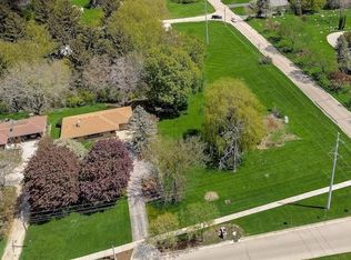 432 S Genesee St, Delafield, WI 53018