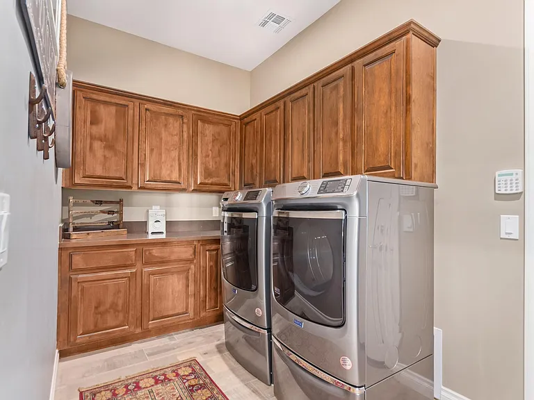 628 E Peach Tree St — Photo 7