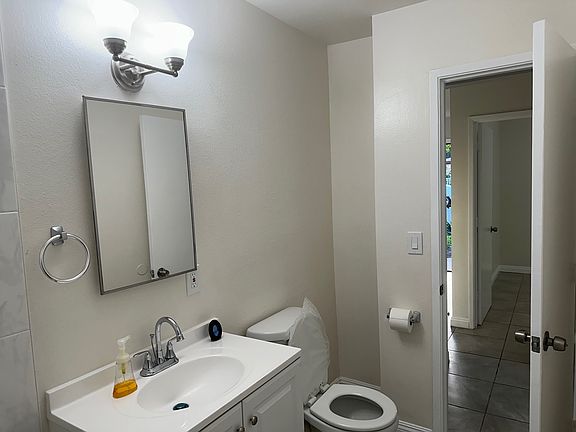 4th image of 2464 Earle Ave