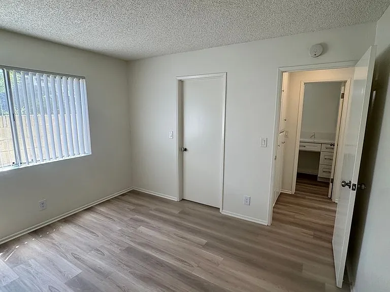 231 W Palmyra Ave — Photo 21