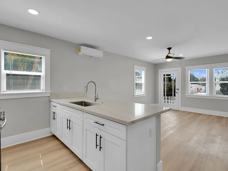 1922 Howard Ave #1922 — Photo 12