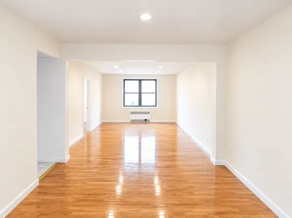 34-15 Parsons Boulevard image 1 of 10