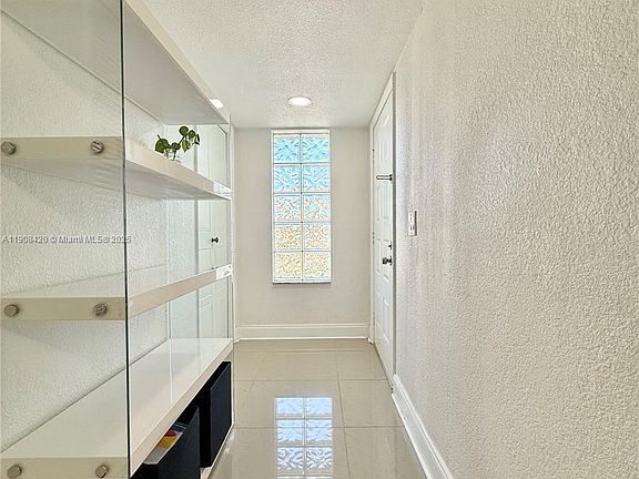 4th image of 398 Lakeview Dr APT 205