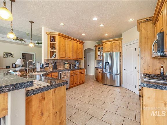 3rd image of 3134 N Merlot Pl