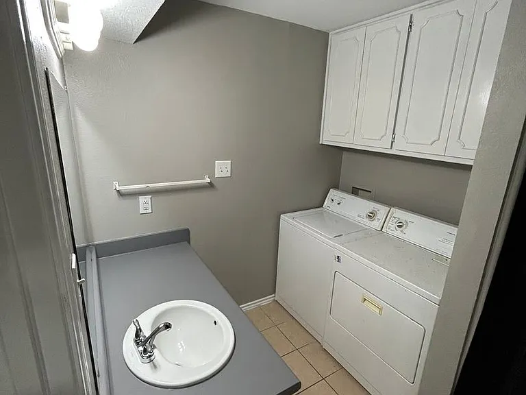 404 Jordan Ln — Photo 8