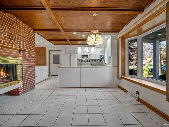 4th image of 22W665 Elmwood Dr