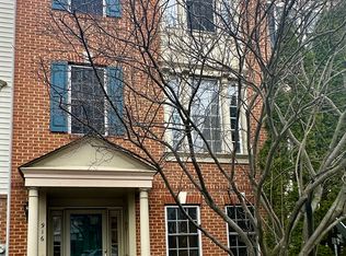 916 Harrison Cir, Alexandria, VA 22304