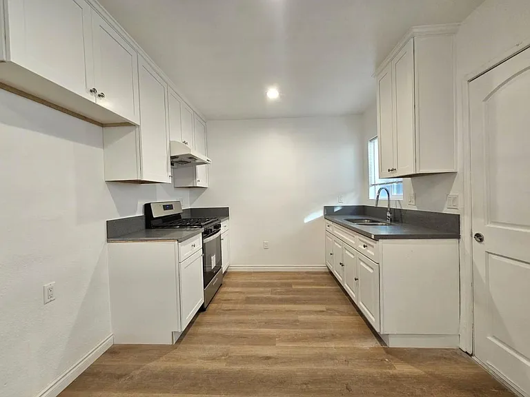1333 W 11th St — Photo 6