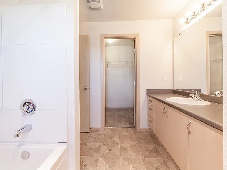 Four Lakes Apartment Homes — Photo 35