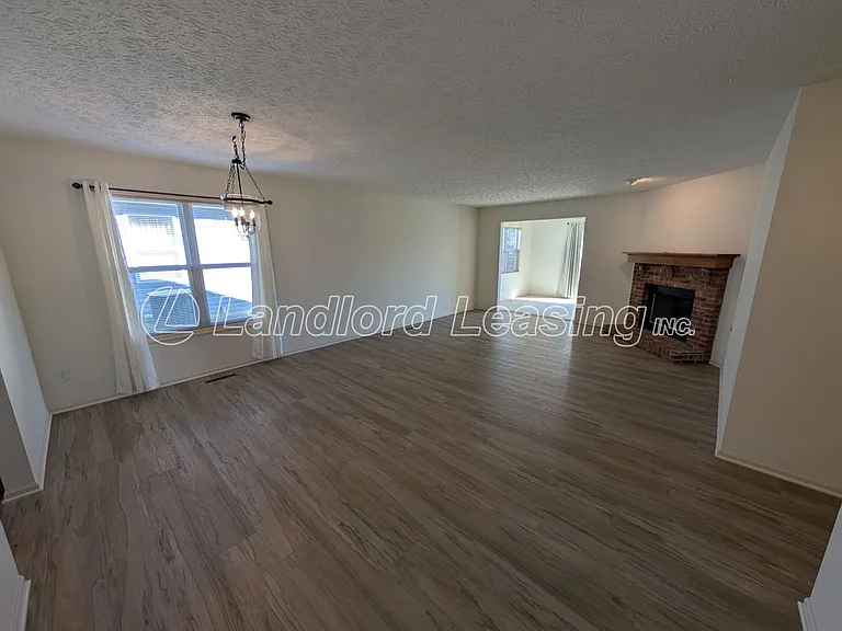 1417 Hollow Wood Ln — Photo 8