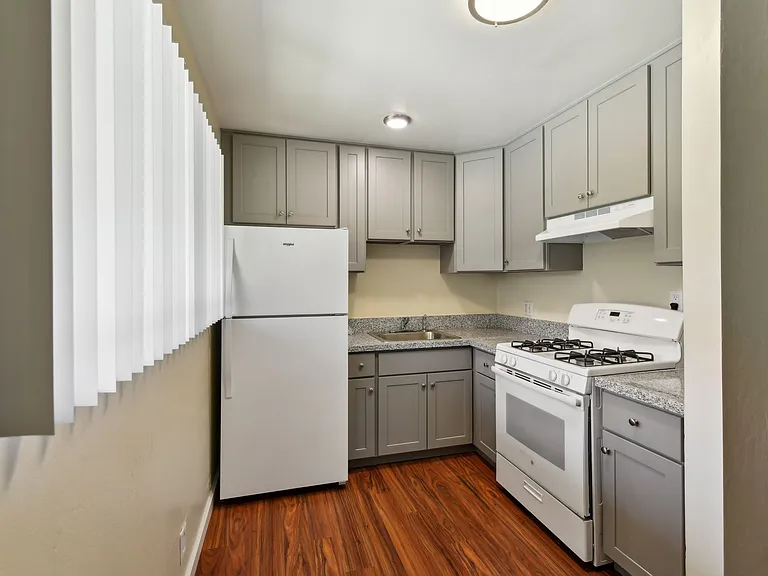 ROCKINGHAM APARTMENTS — Photo 27