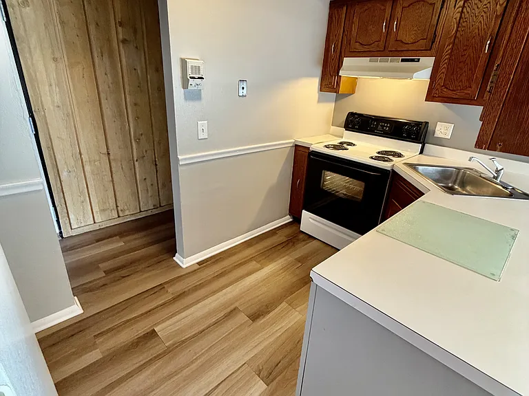 2400 S Detroit Ave #7 — Photo 4