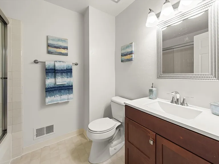 1811 Queen Victoria Way — Photo 19