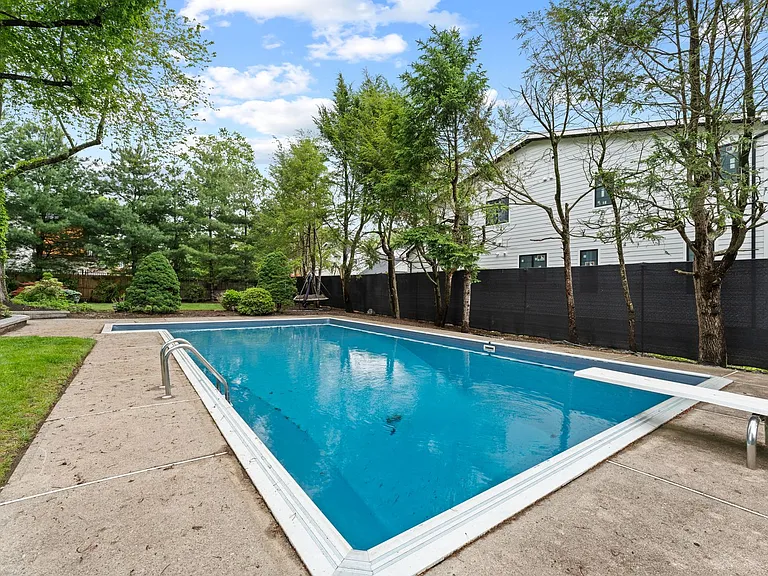 8 Brook Way — Photo 1