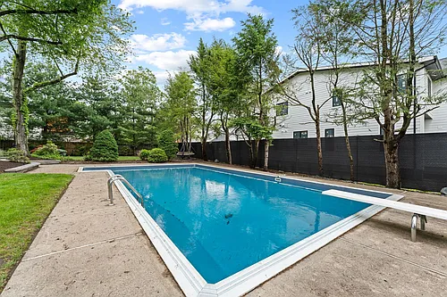 8 Brook Way Photo 1
