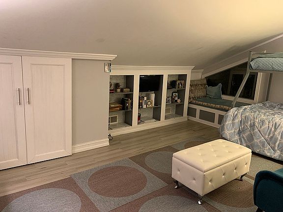 Guest bedroom (other side)