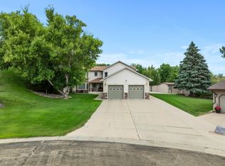 609 Bavaria Dr, Minot, ND 58703