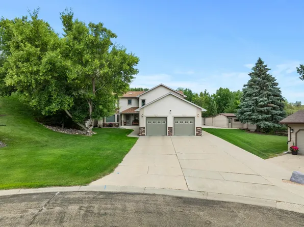 609 Bavaria Dr, Minot, ND 58703