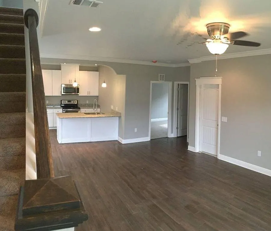 3 bed, 1368 sqft, $2,295 — Photo 3