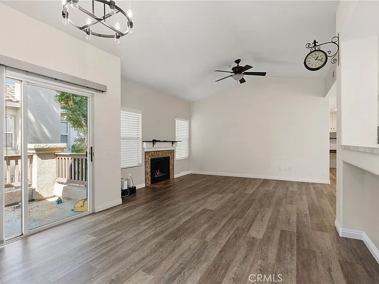 230 California Ct — Photo 14