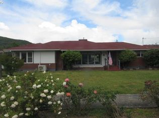 438 E 4th Ave, Riddle, OR 97469