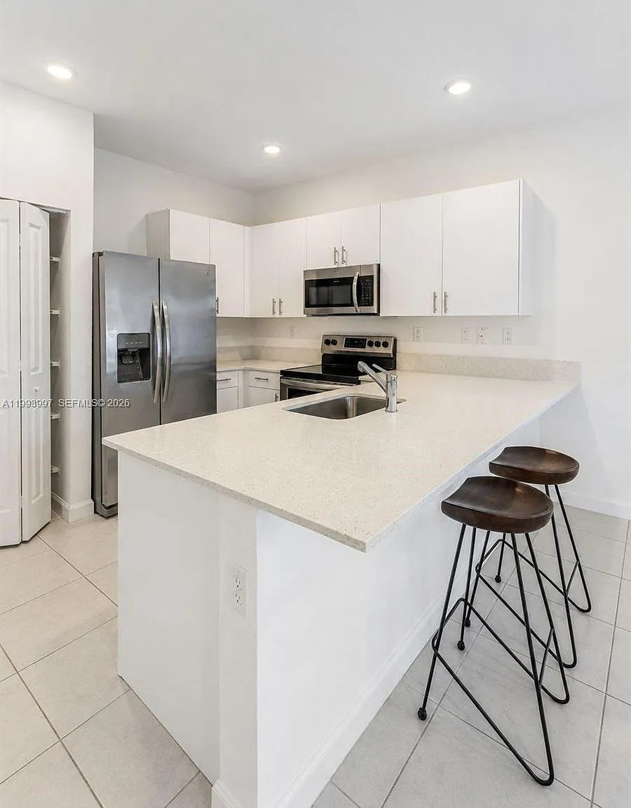3 bed, 2.5 bath, 1393 sqft, $2,750 — Photo 2