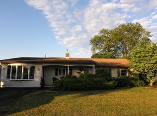 14 Pond Ln, Levittown, PA 19054