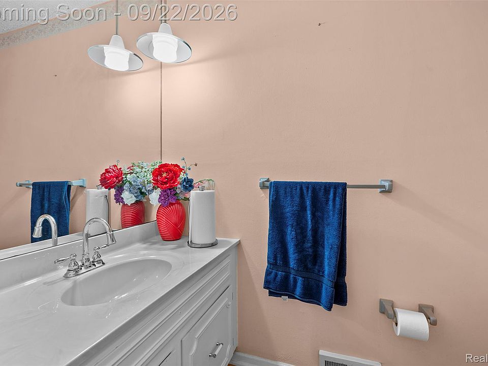 21430 Winchester St, photo 16