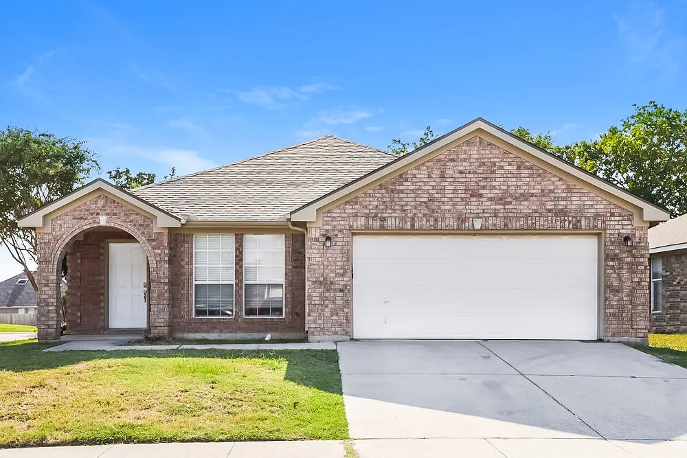 3 bed, 2.0 bath, 1900 sqft, $2,185 — Photo 1